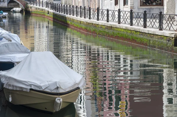 Boote in einem Kanal, mit bemoosten Wänden, Venedig, Italien — Stockfoto