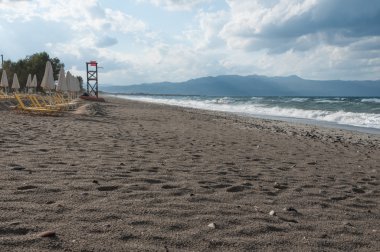 Deniz fırtınası sırasında Girit, Platanias kumlu plaj