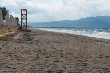 Deniz fırtınası sırasında Girit, Platanias kumlu plaj