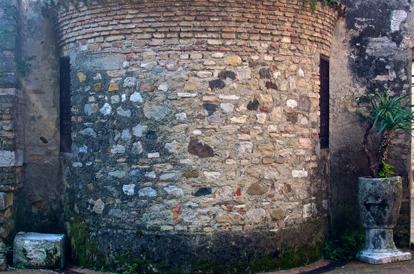 Saint Mary church wall, Sirmione, Italy. — Stock Photo, Image