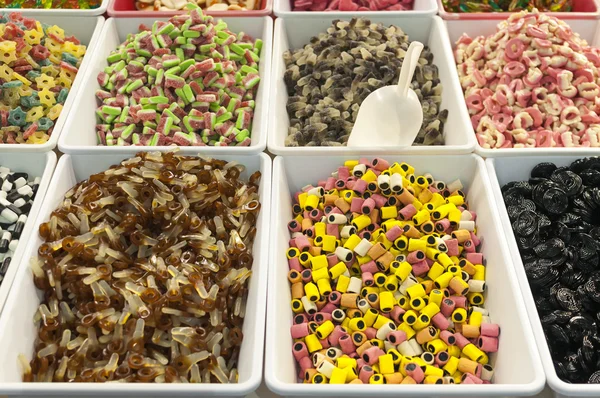 Dulces caramelos de colores — Foto de Stock