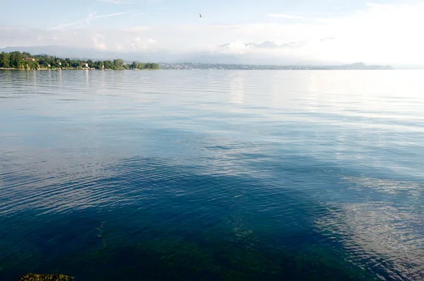 Bir Desenzano del Garda yakalanan Garda Gölü görünümü — Stok fotoğraf