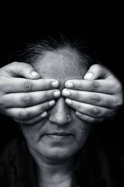 Σύγχρονη Δημιουργική Λήψη Μιας Κυρίας Χέρια Κλείνουν Χείλη Της Και — Φωτογραφία Αρχείου