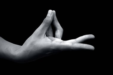 Siyah arka planda Prana Mudra 'yı gösteren bir erkek eli fotoğrafı..