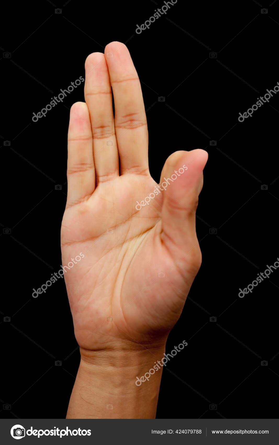 在显示kalesvara Mudra的黑色背景上被隔离的男性手开枪射击 图库照片 C Mirzamlk