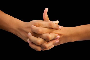 Linga Mudra 'nın siyah arka planda birbirine kenetlenmiş parmakları ve başparmağı olan bir insan eli görüntüsü..