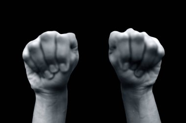 Mushti Mudra, siyah arka planda izole edilmiş erkek eliyle gösterildi..