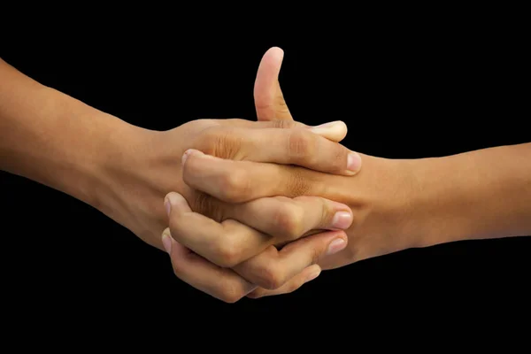 拍到一个人的手显示林加泥巴用相互交织的手指和大拇指伸出它孤立的黑色背景 — 图库照片