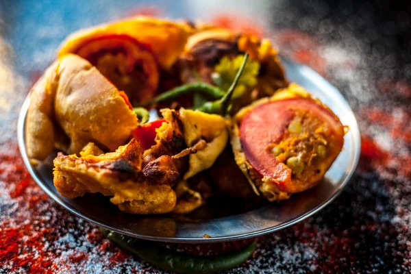 Tiro Tomate Indiano Fritter Uma Chapa Vidro Juntamente Com Algumas — Fotografia de Stock