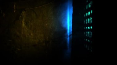 Yaratıcı ışık ve yoktan var olan dumanla dolu sinematik bir merdiven..