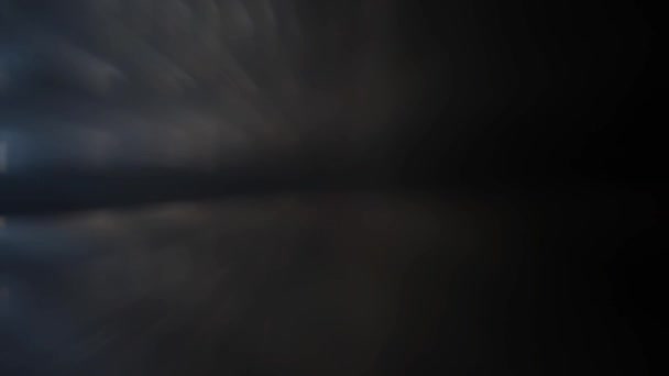 Кинематографический Выстрел Размытого Дыма Темной Комнате — стоковое видео