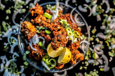 Hint usulü köfte ya da kebap ya da cam tabakta kebap serpilmiş yeşil biber ve soğan halkaları artı limon..