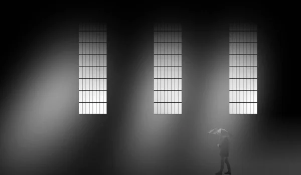 Mroczne Zdjęcie Mężczyzny Chodzącego Parasolem Pod Dużymi Oknami Światłem Wychodzącym — Zdjęcie stockowe