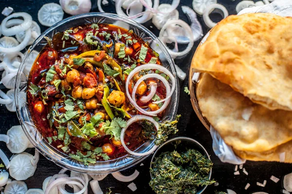 整个早餐盘在黑色的表面 印度德里风格的Chole Bhature与一些洋葱环和布丁 薄荷糖在一个黑色表面上 — 图库照片