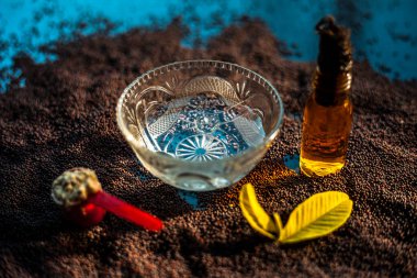 Siyah yüzeydeki kusursuz ve esnek deri için hardal tohumu maskesi. Çiğ hardal tohumu, gram un, susam yağı ve su karışımı hardal tohumu maskesi yapmak için birleştirilir..