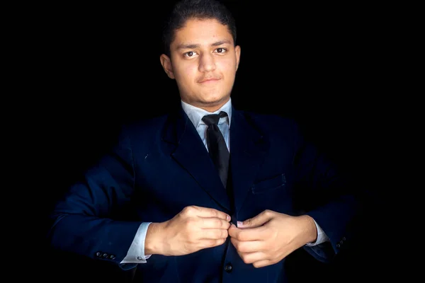 Снимок Молодого Бизнесмена Закрывающего Пуговицы Пальто Черном Фоне — стоковое фото