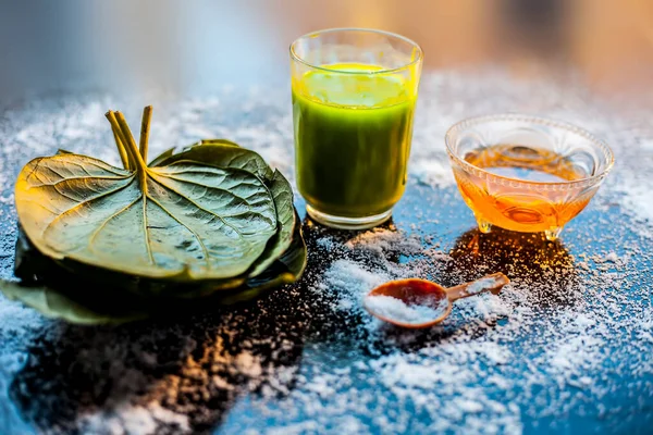 Face Mask Controlling Oiliness Consisting Betel Leaves Juice Honey Sea — Stock Photo, Image