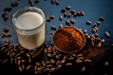 Yüz maskesi kahve tozu ve süt içerir siyah renkli yüzeyde doğal olarak parlayan cilt için..