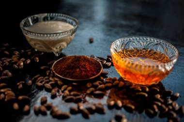 Kahve maskesi. Sert ve sıkı cilt için. Siyah tahta yüzeyde kahve tozu, bal ve yoğurt var..