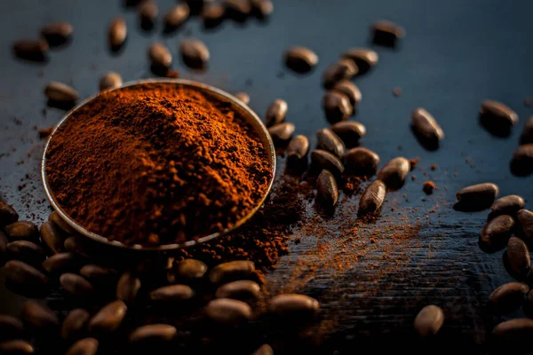 Schot Van Ruwe Koffiebonen Poeder Een Zwart Oppervlak — Stockfoto