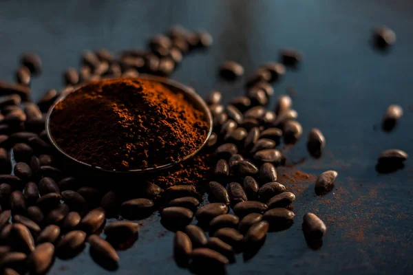Tiro Granos Café Crudos Polvo Sobre Una Superficie Negra —  Fotos de Stock