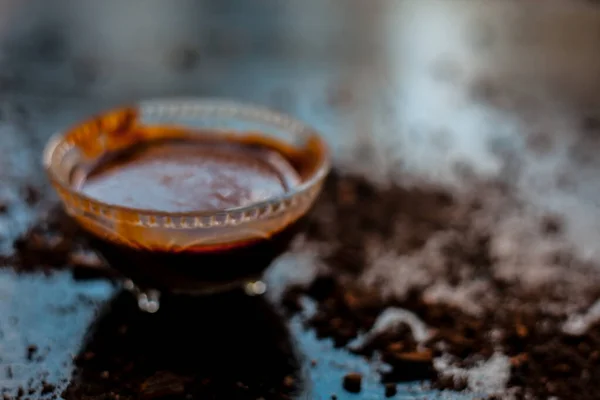 Una Ciotola Piena Latte Cioccolato Una Superficie Legno Nero Con — Foto Stock