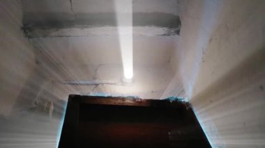 Kapıdan çıkan 3 boyutlu ışıklar. 3D ışıkların kapı aralıklarından sabit görüntüleri geliyor..