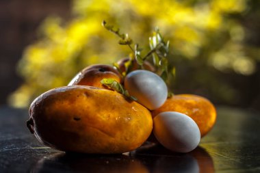 Olgun mango ve yumurta beyazı içeren yaşlanmayı önleyici yüz maskesi..