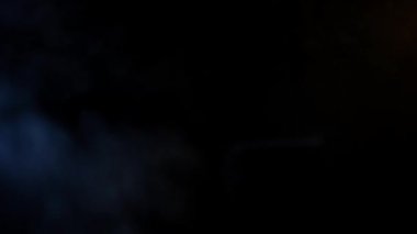 Çerçevenin altından yüksek çözünürlüklü gerçek ve güçlü duman geliyor.