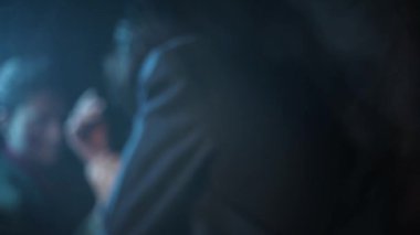 İki adamın göğüs göğüse çarpışmasının karanlık dramatik ışıklandırması..