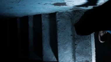 Alt kattan dramatik ışıklandırmalı bir duman çıkan bir adamın sinemadaki en iyi görüntüsü..