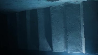 Çerçevenin altından çıkan dumanla birlikte dramatik ışıklandırmayla birlikte en üst sinematik çekim merdivenleri.. 