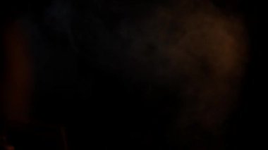 Bir adamın karanlık bir alanda yürürken çekilmiş yakın plan bir filmi..