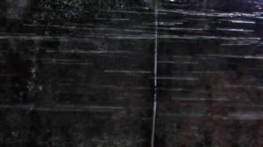 Yüksek çözünürlükte düşen yağmur damlaları. Gündüz yağmur vuruşu.