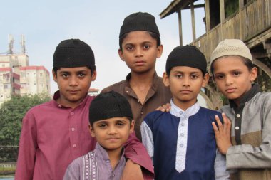 Junagadh-Gujarat-Hint-29 Temmuz 2021 - Bir grup arkadaşın birlikte oynadığı portre fotoğrafı.