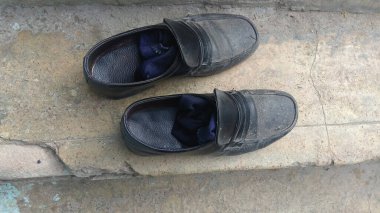 Junagadh-Gujarat-Hindistan 30 Temmuz 2021 Hint el yapımı deri ayakkabılar. El yapımı siyah deri ayakkabılar..