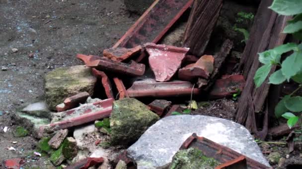 地面に横たわっているゴミのショット 地面に横たわる壊れたテラコッタのタイルやテラコッタの屋根のショット — ストック動画