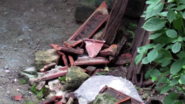 Σκουπίδια Πεσμένα Στο Έδαφος Shot Σπασμένα Κεραμίδια Terracotta Terracotta Στέγη — Αρχείο Βίντεο
