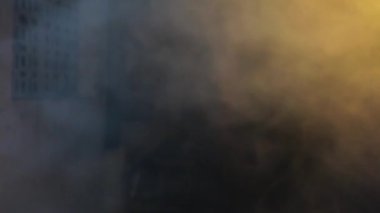 Uzun mahkemede elinde tabancayla içeri giren bir adamı Full HD 'de dumanlı yüksek kaliteli bir görüntüyle çekmişler..
