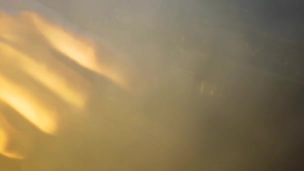 フルHd解像度でいくつかの煙とテーブルの上に横たわるピストルを拾う男のショット 高画質映像 — ストック動画