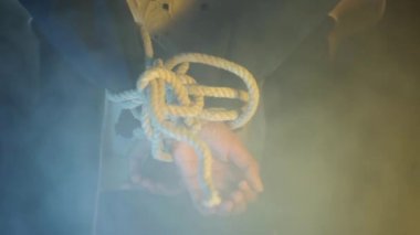 Bir adamın sandalyeye bağlı bir işadamını dramatik ışıklandırmayla tam çözünürlükte açması..