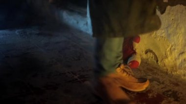 Uzun montlu bir adamın oyuncak ayının yanına gelip dramatik bir ışık altında tam çözünürlükte oturması..