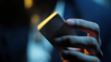 Yüksek kaliteli HD çözünürlüklü görüntülerde bir kibrit çöpünü yakmaya çalışan erkek eli..