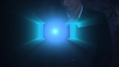 Yüksek kaliteli IOT 4K çözünürlüklü cep telefonu kullanan başarılı bir adam.
