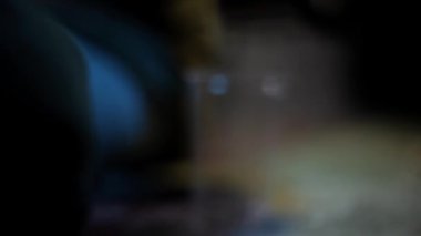 Soğuk içeceği bardağa doldurup içmek için kaldıran bir adamın yüksek çözünürlüklü görüntüsü..