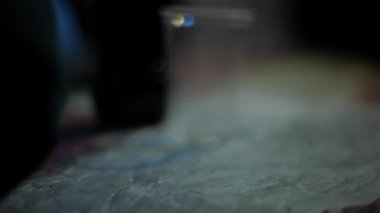 Bir adamın boş bir bardağı yüksek çözünürlüklü görüntüye koyması..