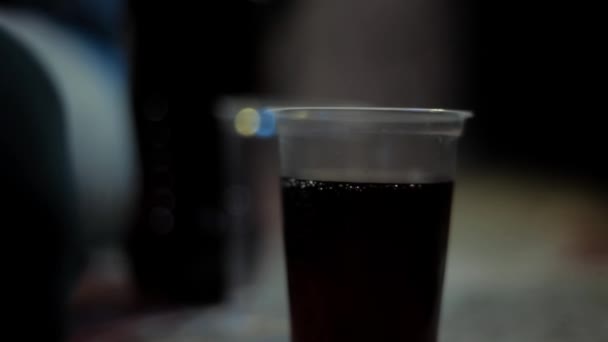 Girato Uomo Che Solleva Bicchiere Bevanda Fredda Riprese Alta Risoluzione — Video Stock