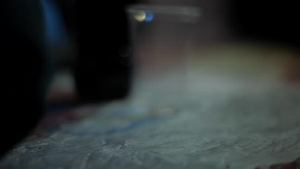Bir Adamın Boş Bir Bardağı Yüksek Çözünürlüklü Görüntüye Koyması — Stok video