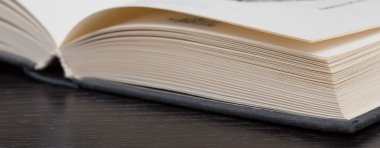 Açık kitap, sayfa, sayfa açın. Eski kitap.