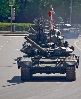 Tank, bir Rus tankı. Geçit töreni. Zafer Bayramı. 9 Mayıs, Rus silahlı kuvvetleri, askeri teçhizat.